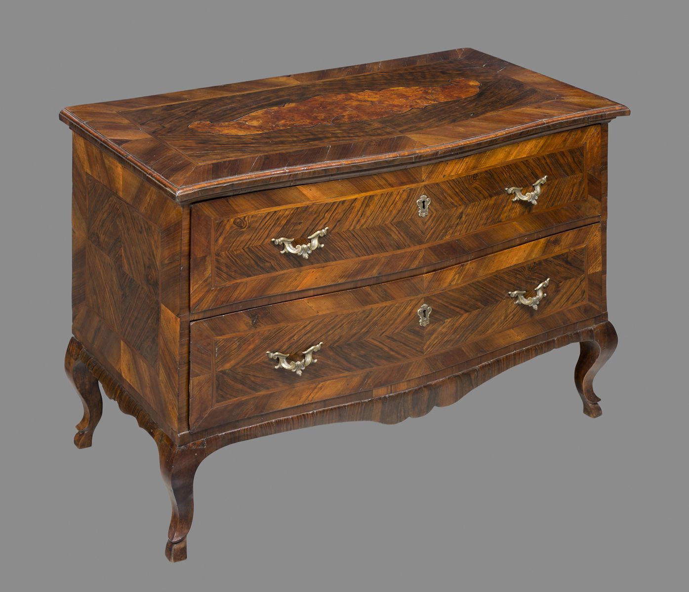 Serpentine front commode, veneered and inlaid with "ram's head" on the top - Modena, mid-18th century
